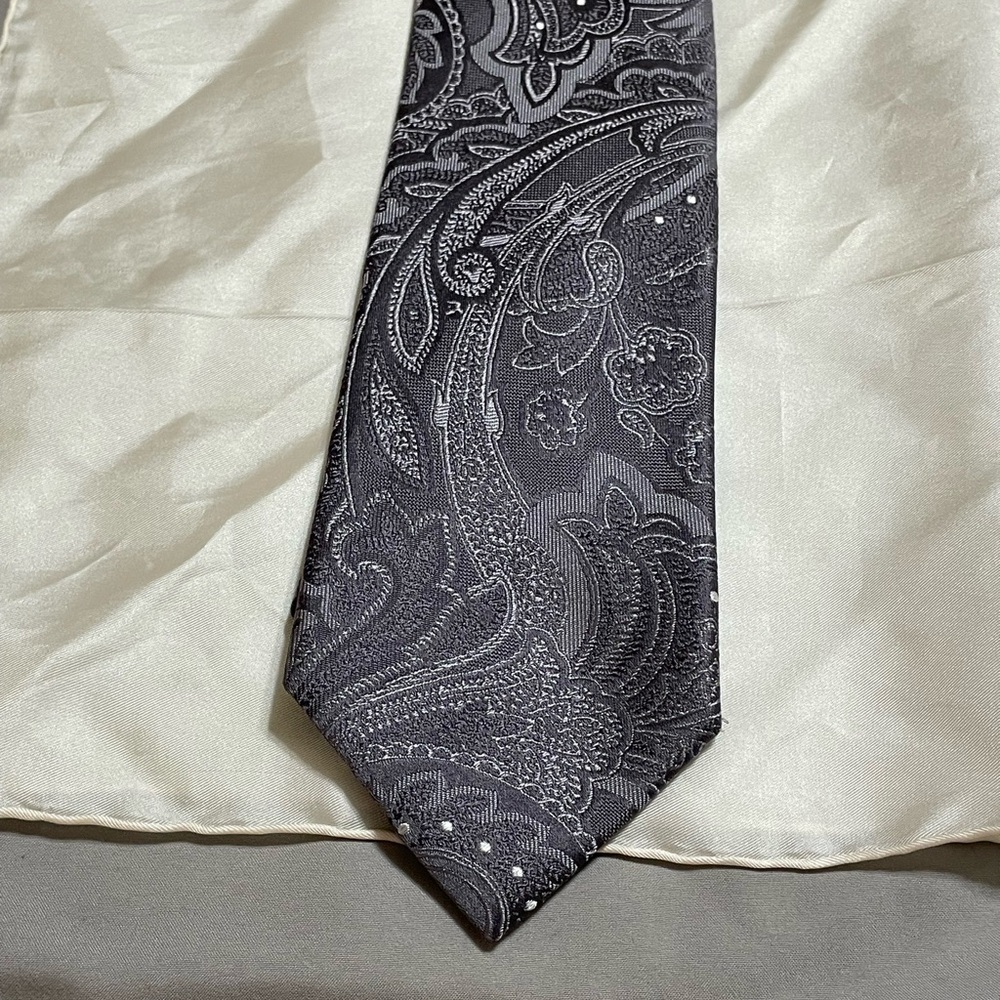 Geoffrey Beene 100% Silk Tie Gray and White Paisley